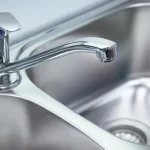 perche-il-lavandino-della-cucina-si-intasa-gli-idraulici-hanno.webp.webp